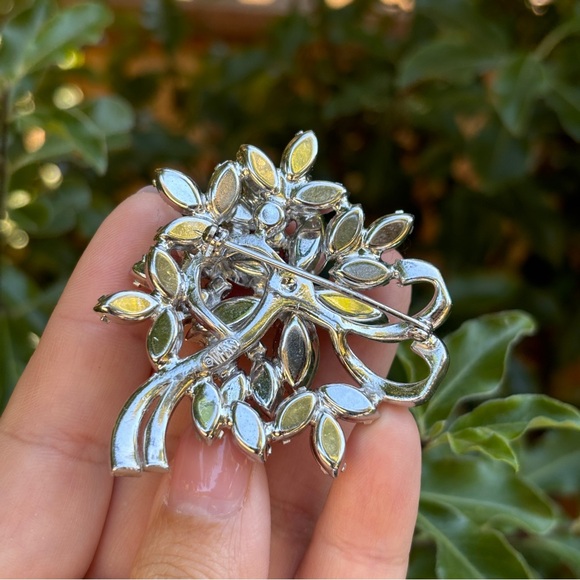 Vintage Signed Weiss Crystal Ice Clear Faceted Rhinestone Pin Brooch - Picture 2 of 4